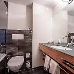 Adula 4* 필름