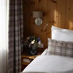 Adula Hotell 4*